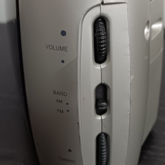 Emerson Research Dual Alarm Clock Radio - Picture 4 of 6